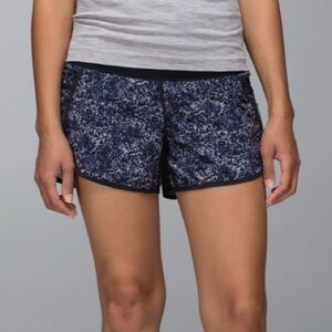 Lululemon Tracker Short II *4-way Stretch
Rocky Road Sand Dune Toothpaste/ Black
